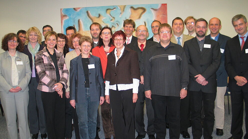 Foto: Uni-Rektor Prof. Dr. Nikolaus Risch und Kanzler Jürgen Plato begrüßten im großen Sitzungssaal die neuberufenen Professorinnen und Professoren: 19 der insgesamt 38 Neuberufenen aus den Jahren 2004 bis 2006 waren anwesend. (v.li.): Rebecca Grotjah