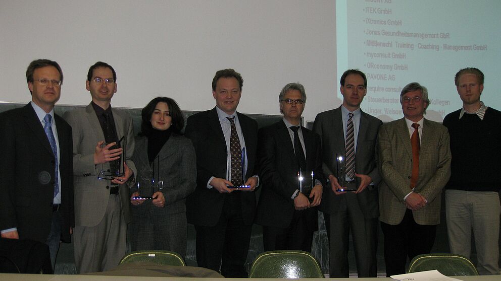 Foto (Universität Paderborn): (v. li.): Jürgen Geisler (TechnologiePark GmbH), Patrick Söhlke (Next Vision GmbH), Sevda Dogan (MKV Consult), Dr. Philipp Schlautmann (MTplus), Nikolaus Schwarzer (GAUSS-LVS mbH), Uwe Ulbrich (Net at Work Netzwerksysteme 
