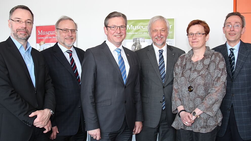Foto (Universität Paderborn, Nina Reckendorf), v. li.: Prof. Dr. Norbert Eke, Dekan Prof. Dr. Volker Peckhaus, Bürgermeister Michael Dreier, Uni-Präsident Prof. Dr. Wilhelm Schäfer, Prof. Dr. Christine Freitag und Dr. Thomas Reuther.