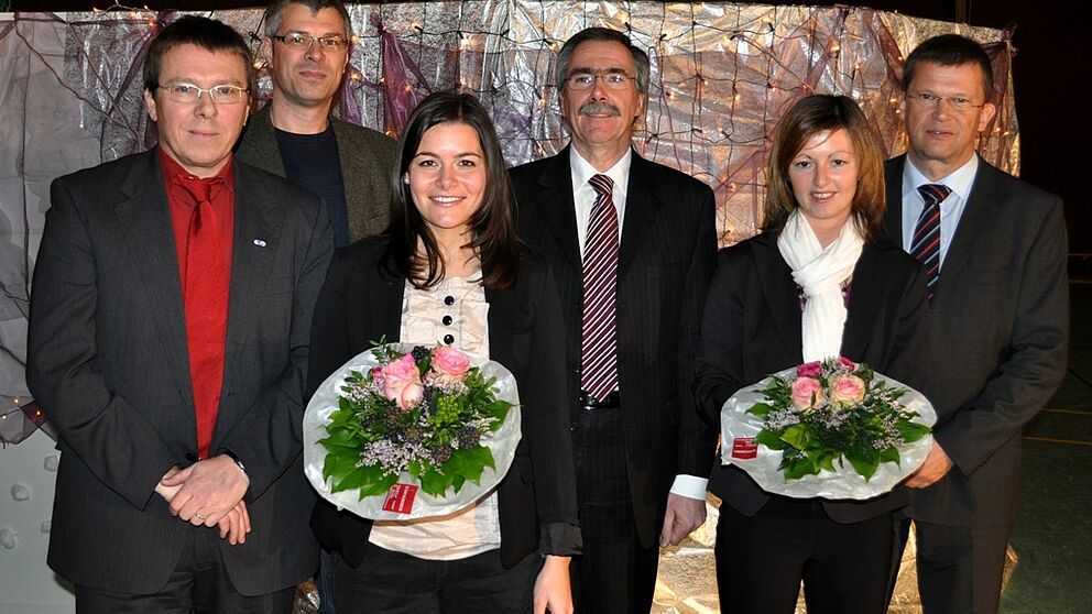Foto (Universität Paderborn, Mark Heinemann): Ausgezeichnet: Laura Stritt (3. v. li.) und Dorothee Neuhaus wurden mit dem „Paderborner Preis der Sportwissenschaft“ geehrt. Prof. Dr. Hans Peter Brandl-Bredenbeck (li.), Dr. Heiko Meier (2. v. li.) und 