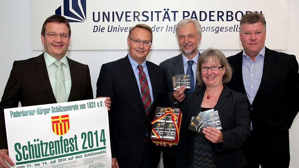 Foto (Universität Paderborn, Vanessa Dreibrodt): Wollen Studierende in Paderborn integrieren: Oberstleutnant Andreas Liedtke, Oberst Elmar Kloke, Vizepräsident Prof. Dr. Wilhelm Schäfer, Vizepräsidentin Simone Probst und Rendant Willy Steffens.
