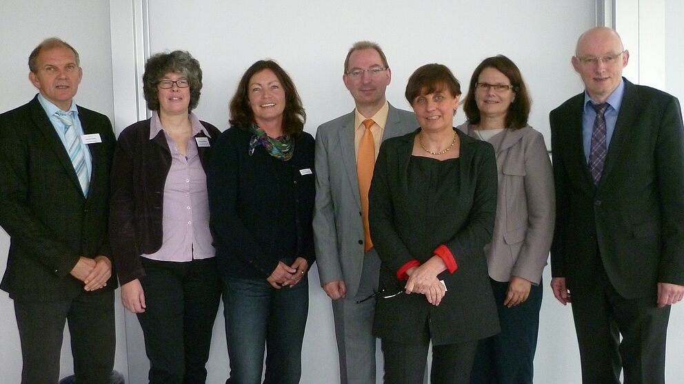 Foto (Universität Paderborn, Regine Bigga): Feierliche Eröffnung des Studiengangs „Lehramt an Berufskollegs mit den beruflichen Fachrichtungen Ernährungs- und Hauswirtschaftswissenschaft sowie Lebensmitteltechnik“ (von links): Prof. Dr. Helmut Hese