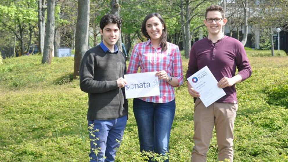 Foto (Universität Paderborn, Isabel Stroschein): Die Mitarbeiter der Fachgruppe Rechnernetze: (v. l.) Hadi Razzaghi Kouchaksaraei, Sevil Dräxler und Manuel Peuster.