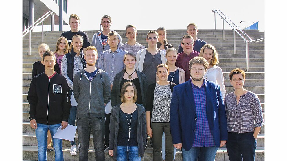 Foto (Universität Paderborn, Johannes Pauly): Ausbildungskoordinatorin Dunja Denecke (r.) begrüßt die neuen Auszubildenden der Universität Paderborn.