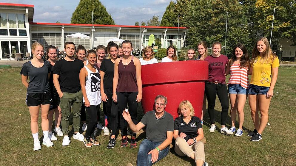 Foto (Universität Paderborn): Dr. Thorsten Barthel (Universität Paderborn & Brüderkrankenhaus Paderborn) und Petra Wüstner-Michels (DBS-Akademie), beide vorne, gratulierten dem erfolgreichen Ausbildungsjahrgang 2017/2018 zur Lizenzvoraussetzung.