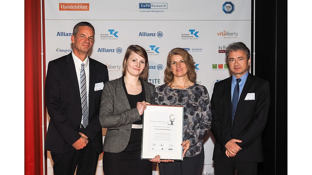 Foto (Thomas Tratnik Photography): von links: Thomas Holm (Techniker Krankenkasse) gratulierte Melissa Naase (Gesunde Hochschule Universität Paderborn), Diana Riedel (Arbeits-, Gesundheits- und Umweltschutz Universität Paderborn) und Vizepräsident Prof