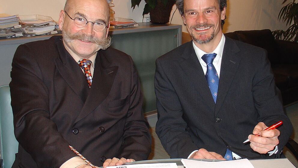Foto (Universität Paderborn, Tibor Werner Szolnoki): Unterzeichneten einen Vertag über eine neue Finanz- und Verwaltungsmanagement-Software für die Universität Paderborn: Kanzler Jürgen Plato (li.) und Jan-Helge Ulrich, Prokurist, MACH AG, Lübeck.