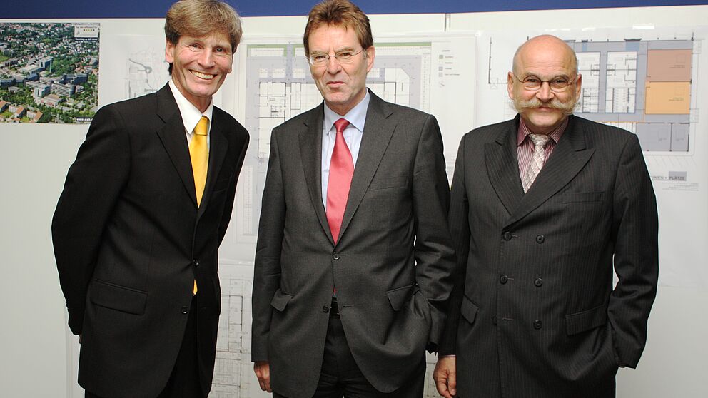 Foto (Universität Paderborn, Frauke Döll): Präsident Prof. Dr. Nikolaus Risch, Helmut Dockter, Staatssekretär im Ministerium für Innovation, Wissenschaft und Forschung NRW, und Kanzler Jürgen Plato (v. l.).