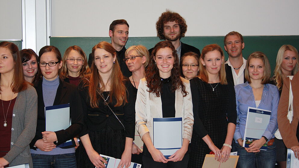 Foto (Universität Paderborn, Maren Büttgen): Glückliche Absolventinnen und Absolventen der Ersten Staatsprüfung.