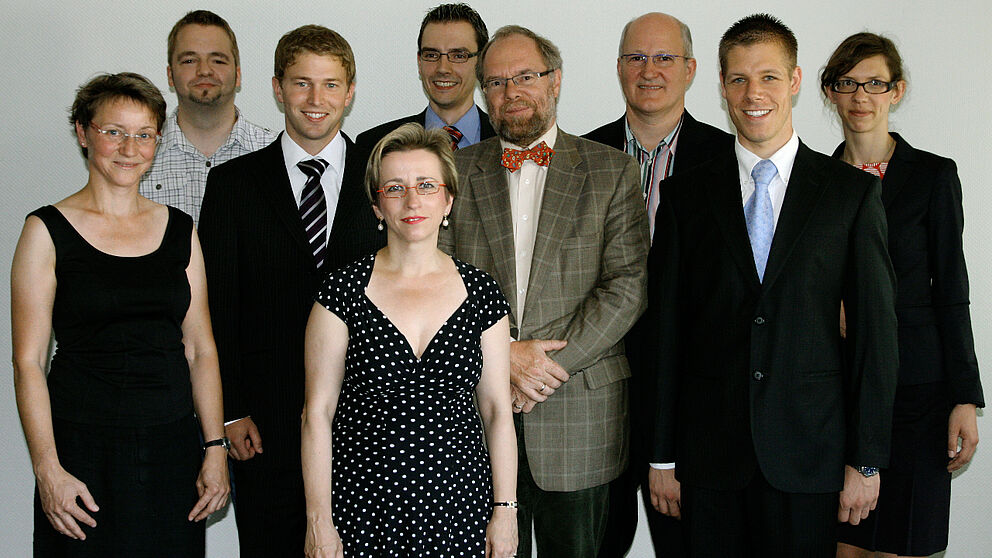 Foto (Universität Paderborn, Anna Schiwitza): Das Team von „studiolo communis“ (v.l.n.r.): Dr. Gudrun Oevel, Heiko Nöthen, Andreas Oberhoff, Prof. Dr. Eva-Maria Seng, Alexander Strothmann, Prof. Dr.-Ing. Reinhard Keil, Andreas Brennecke, Jonas Schul
