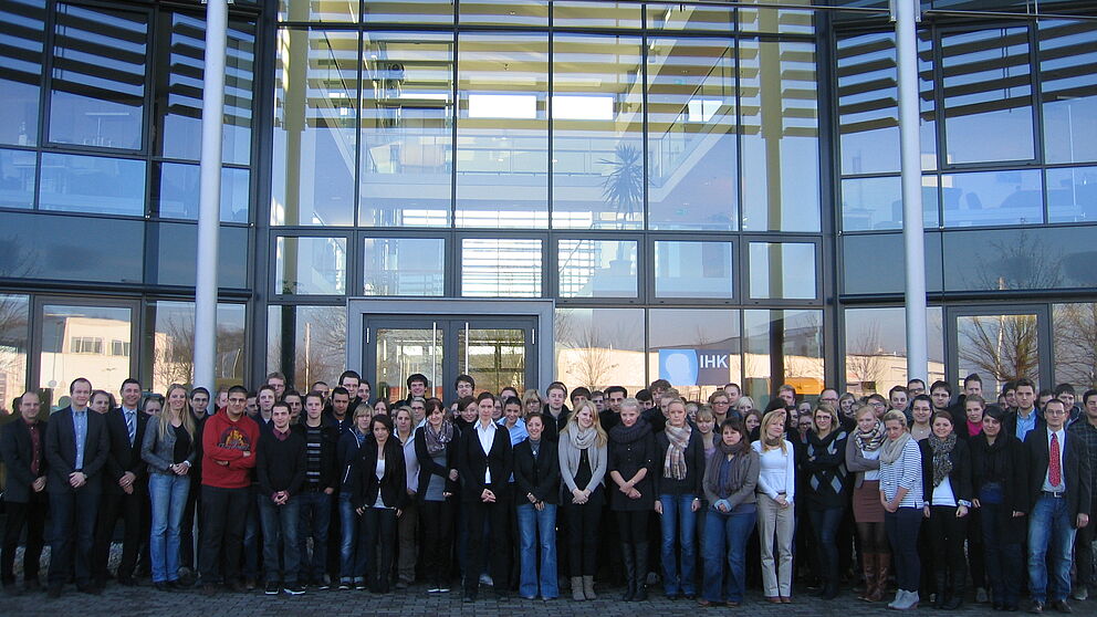 Foto (Universität Paderborn): Paderborner Studierende der Fakultät für Wirtschaftswissenschaften erhalten praktische Einblicke bei der IHK mit Jürgen Behlke (Leiter und Geschäftsführer der Paderborner Zweigstelle der IHK) und Michael Bünermann (Per