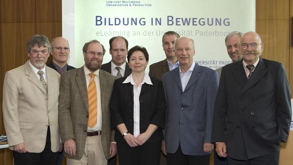 Foto (Tanja Bilanzola, Uni Paderborn): Sichtlich zufrieden mit den Locomotion-Projektergebnissen (v. l.): Prof. Dr. Wilfried Hauenschild, Andreas Brennecke, Prof. Dr. Reinhard Keil, Dr. Markus Toschläger, Dr. Anke Backer, OAR Friedhelm Pauen (MIWFT), MR 