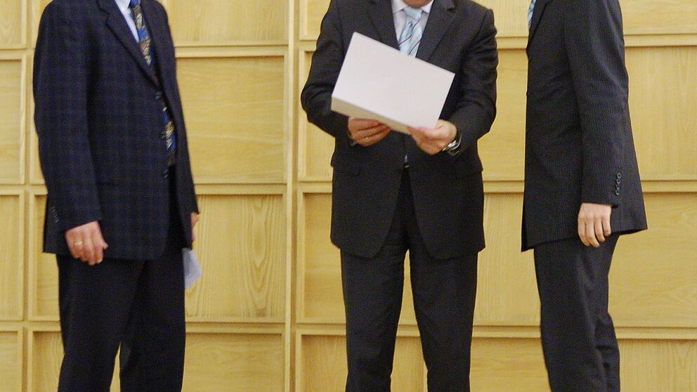 Foto (v.l.): Prorektor Prof. Dr. Wilhelm Schäfer und NRW-Innovationsminister Prof. Dr. Andreas Pinkwart bei der Übergabe des NRW Undergraduate Awards an den Preisträger Rolf Harren.