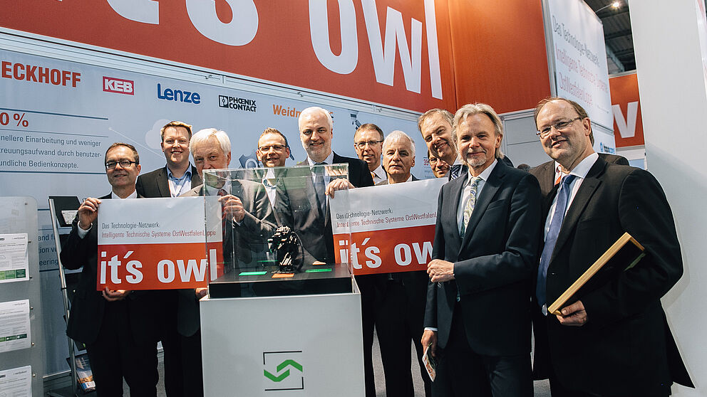 NRW-Wirtschaftsminister Garrelt Duin (Bildmitte) besuchte am Eröffnungstag der Hannover Messe Industrie den OWL-Gemeinschaftsstand. Mit dabei sind (v. l. n. r.): Günter Korder, Geschäftsführer it's OWL Clustermanagement GmbH, Fabian Christ und Benjami