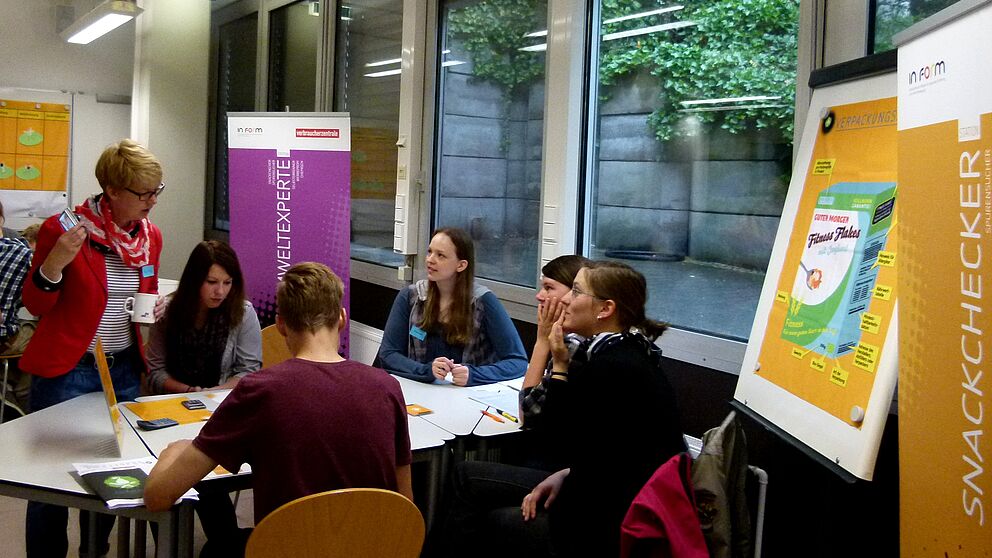 Bild 2: (h.v.l.): Angelika Krug, Schülerin Neele Petzholdt, Studentin Anna-Lena Albracht und Corinna Brinkmeyer, (vorne) Marven Baron und Studentin Dörte Heners