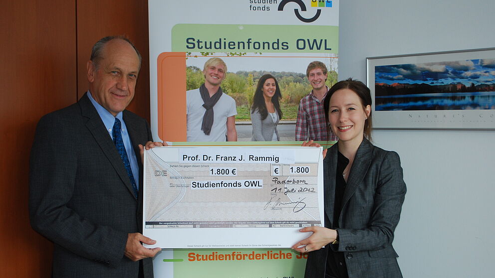 Foto (Universität Paderborn): Sophie Reimers (Stiftung Studienfonds OWL) bedankt sich bei Prof. Dr. Franz Josef Rammig für die Spende anlässlich seines 65. Geburtstages.