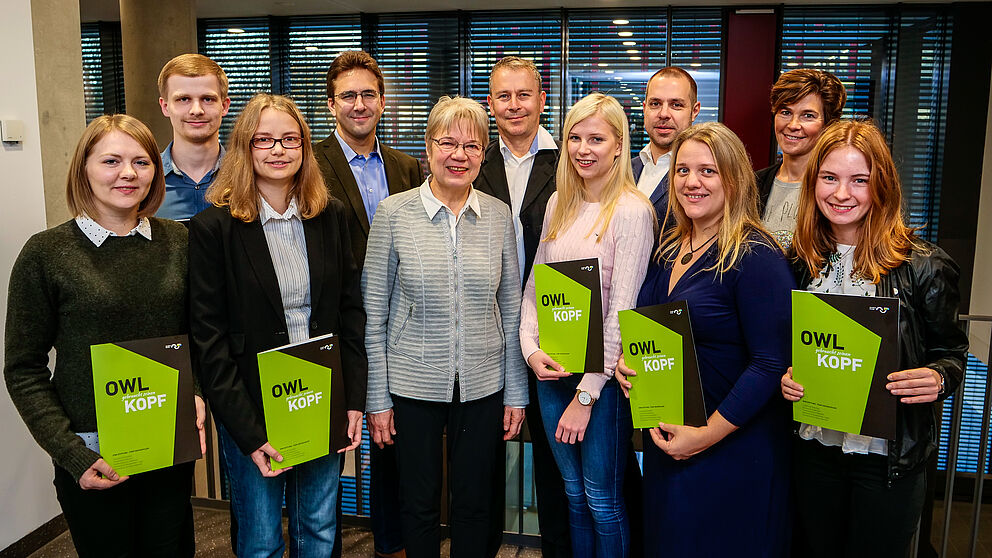 Foto (Universität Paderborn, Johannes Pauly): v. l.: Viktoria Peters, Martin Martens, Yvonne Beckhoff, Dr. Kostja Siefen, Prof. Dr. Leena Suhl, Dr. Stephan Kassanke, Victoria Sievers, Dr. Stefan Bunte, Frances Hoffmann, Katja Urhahne und Ilka Schemme.
