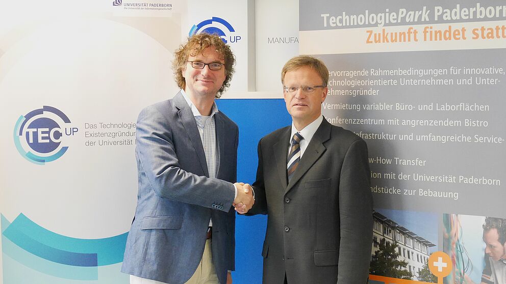 Foto (TecUP, Universität Paderborn): Jürgen Geisler (r.), Geschäftsführer der TechnologieParkPaderborn GmbH, und Prof. Dr. Rüdiger Kabst fördern mit der SIGMA-Reihe das Gründungspotential in der Region.