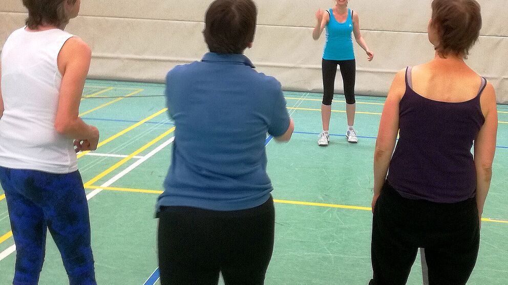 Foto (Universität Paderborn, SMI): Franziska van den Bongard vom Sportmedizinischen Institut mit ihrer Epilepsiesportgruppe in der Sporthalle der Universität Paderborn.