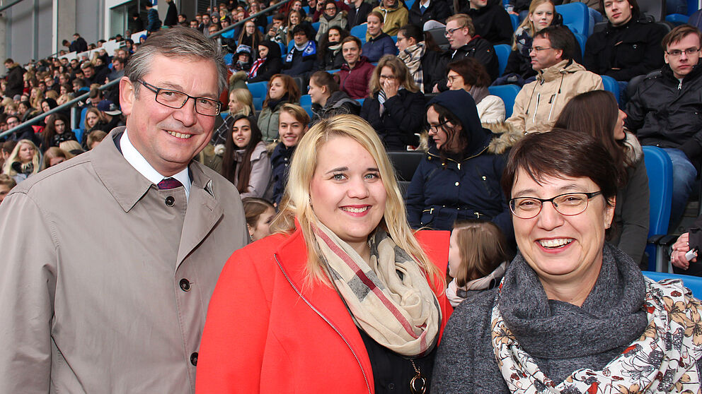 Foto (Universität Paderborn, Johannes Pauly): Begrüßten die Studierenden im Stadion (v. l.): Bürgermeister Michael Dreier, AStA-Vorsitzende Janina Beckmeier und Prof. Dr. Birgit Riegraf, Vizepräsidentin für Lehre, Studium und Qualitätsmanagement.