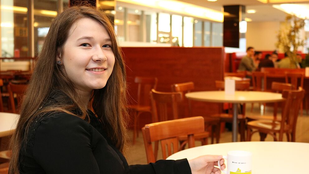 Foto (Universität Paderborn, Alexandra Dickhoff): Förderung für den wissenschaftlichen Nachwuchs: Lehramtsstudentin Wiktoria Skierka (20) erhält das diesjährige Deutschlandstipendium der Universitätsgesellschaft und der Stiftung Studienfonds OWL.