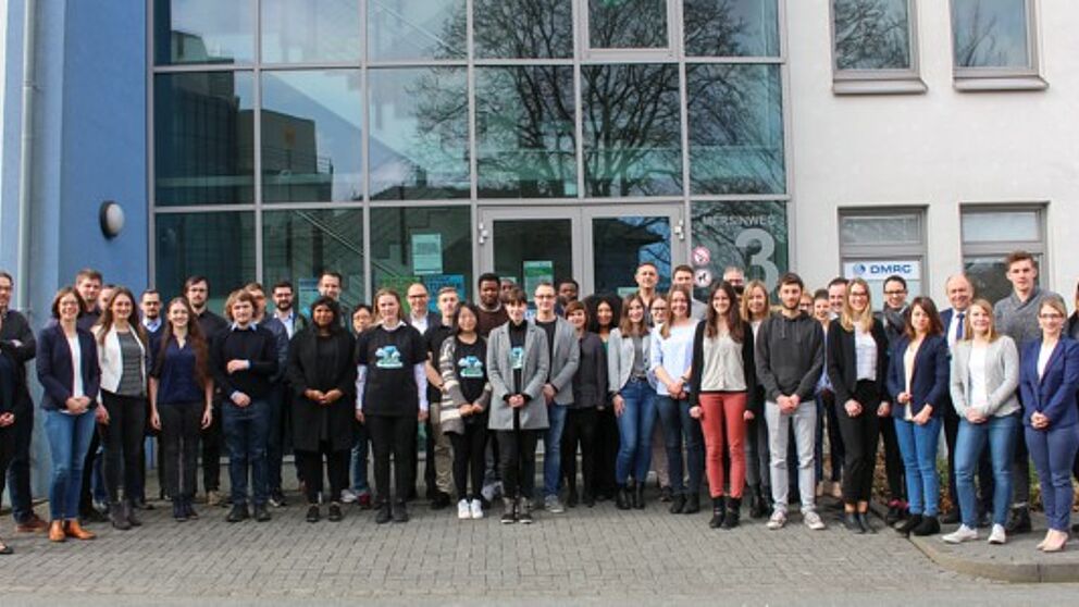 Foto (Universität Paderborn, Simon Ratmann): Freuten sich über eine gelungene „Winter School 2017“: Die Teilnehmerinnen und Teilnehmer sowie Vertreterinnen und Vertreter der beteiligten Unternehmen und des Career Service der Universität Paderborn.