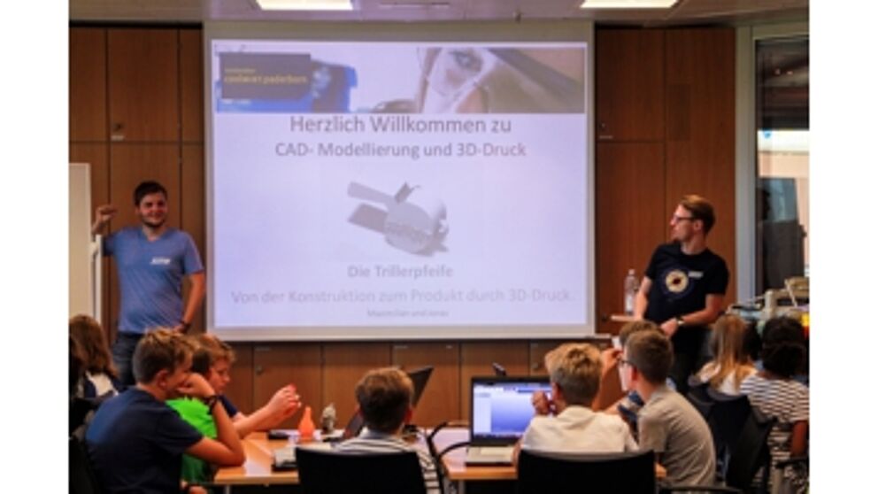 Foto (Universität Paderborn, Schülerlabor coolMINT.paderborn): In den Workshops lernen Schülerinnen und Schüler unter anderem die Arbeit mit einem 3D-Druck kennen.