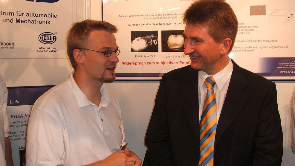 Foto: Der stellvertretende NRW-Ministerpräsident und Innovationsminister Prof. Dr. Andreas Pinkwart und L-LAB Doktorand Dirk Kliebisch, Universität Paderborn, bei der Diskussion.