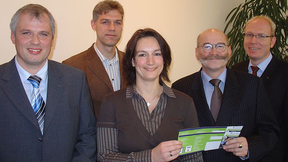 Foto (v. li.): Hans-Norbert Blome und Joachim Schröer, beide Techniker Krankenkasse, Sandra Bischof, Arbeitskreis Gesunde Hochschule, Uni-Kanzler Jürgen Plato und Karl-Julius Sänger, TK (Foto: Tibor Werner Szolnoki, Universität Paderborn).