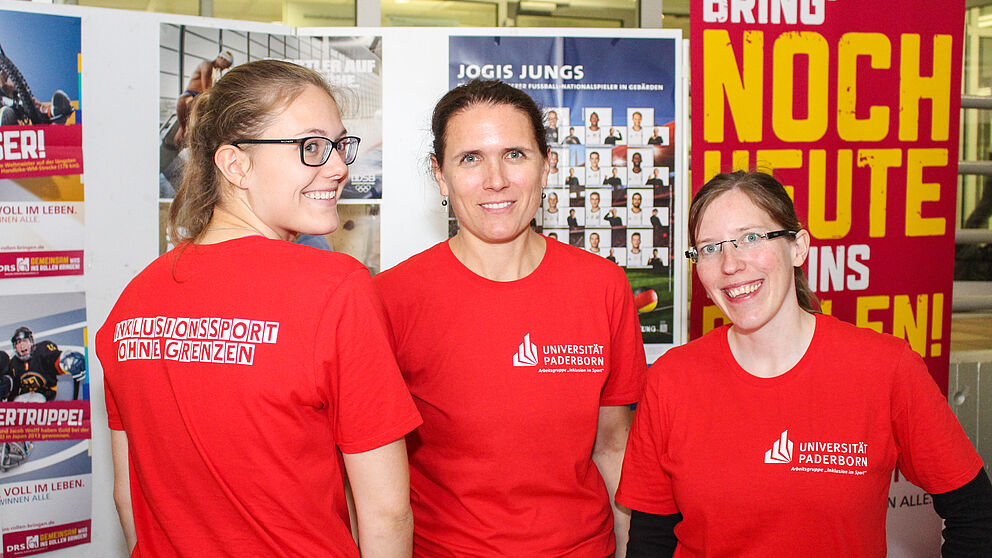 Foto (Universität Paderborn, Johannes Pauly): Prof. Dr. Sabine Radtke (m.), Jana Seuthe (l.) und Cindy Adolph-Börs (r.) präsentieren den Aktionstag Inklusionssport ohne Grenzen.