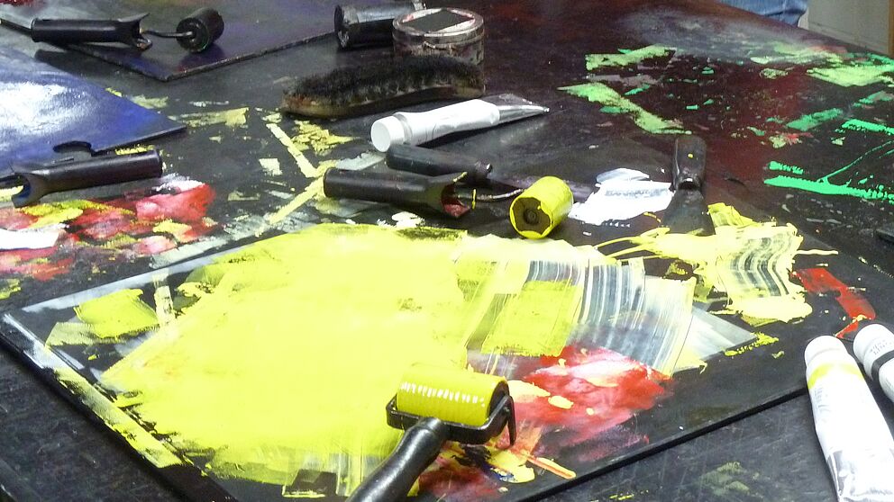 Foto (Universität Paderborn): Kreativ in der Druckwerkstatt.