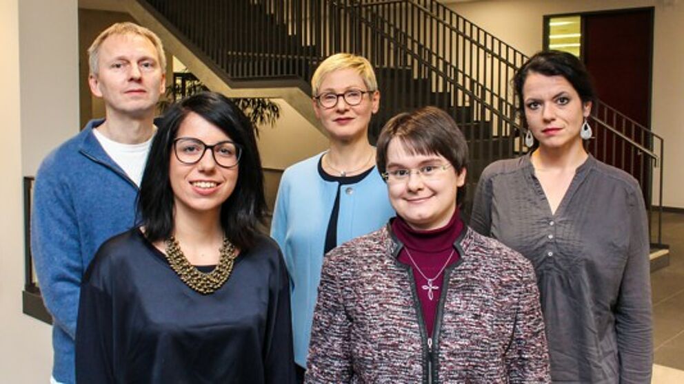 Foto (Universität Paderborn, Johannes Pauly): Das interdisziplinäre Forschen kennzeichnet das innovative DFG-Forschungsprojekt „InterGramm“ beim Zusammenspiel dreier Fakultäten. Das Projektteam (von links): Prof. Dr. Eyke Hüllermeier (Fakultät f