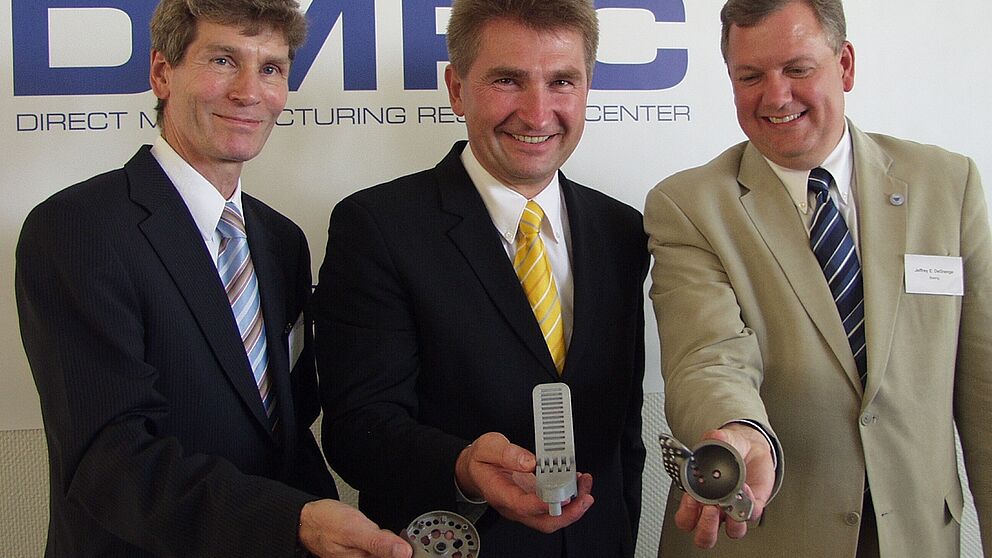 Foto (Martin Decking): Prof. Dr. Nikolaus Risch, Präsident der Universität Paderborn, Prof. Dr. Andreas Pinkwart, Minister für Innovation, Wissenschaft, Forschung und Technologie des Landes Nordrhein-Westfalen, und Jeff DeGrange, Chairman of the DMRC, 