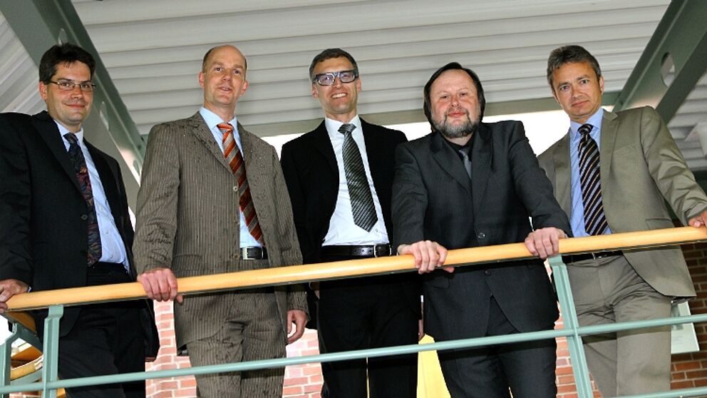 Foto (Universität Paderborn, Adelheid Rutenburges): Über die gute Positionierung beim Handelsblatt-Betriebswirte Ranking freut sich der Dekan der Fakultät für Wirtschaftswissenschaften, Prof. Dr. Peter F. E. Sloane (4. v. l.) zusammen mit den Platzier