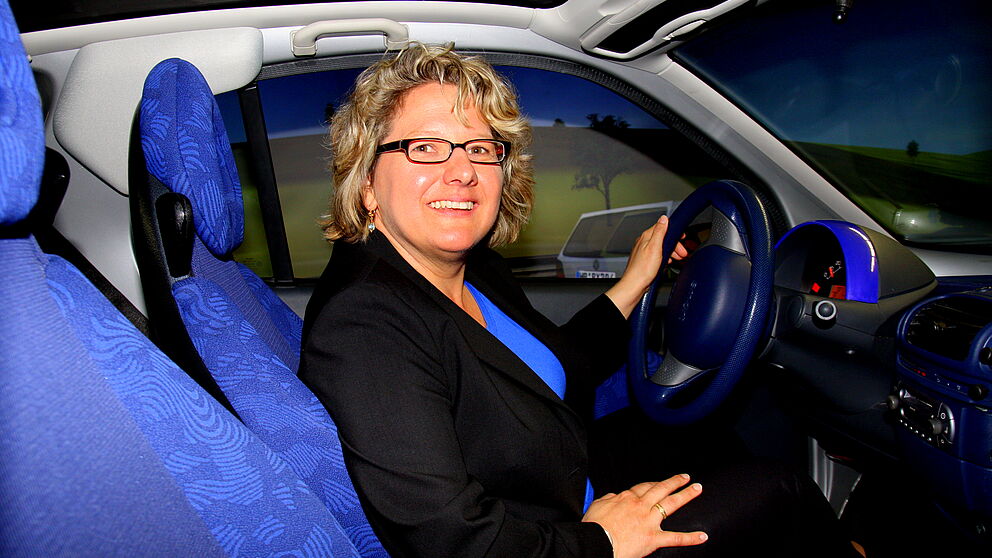 Foto (Universität Paderborn, Patrick Kleibold): Svenja Schulze, Ministerin für Innovation, Wissenschaft und Forschung des Landes Nordrhein-Westfalen im neuen Fahrsimulator in der Zukunftsmeile.