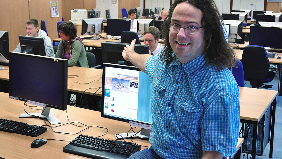 Foto (Universität Paderborn, Heinz Nixdorf Institut): Im Heinz Nixdorf Institut stehen mehr als 250 Arbeitsplatz-Rechner. Auch deren freie Kapazitäten könnte man mit der neuen Software nutzen, so Dr. Simon Oberthür.