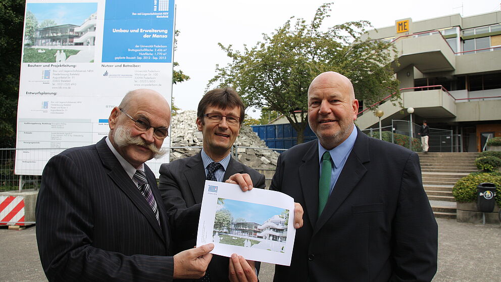 Foto (Universität Paderborn, Frauke Döll): Die drei Partner des Projekts Mensaerweiterung: Kanzler Jürgen Plato von der Universität Paderborn, Niederlassungs-Leiter Heinrich Micus vom BLB Bielefeld und Geschäftsführer Carsten Walther vom Studentenwe