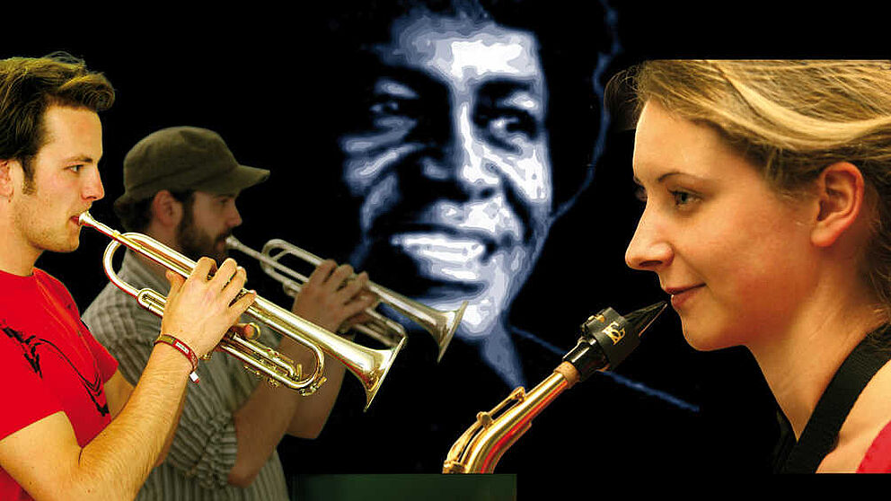 Fotomontage (Adelheid Rutenburges, Montage Manfred List): Musikerinnen und Musiker von „Feedback“, der Band des Faches Musik der Universität Paderborn, begegnen dem Mythos James Brown.