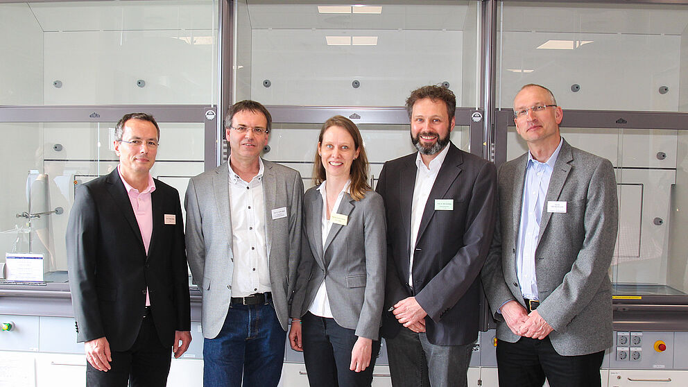 Foto (Universität Paderborn, Kamil Glabica): Freuen sich über das schulorientierte Chemielabor: (v. l.) Prof. Dr. Bardo Herzig, Prof. Dr. Torsten Meier, Prof. Dr. Sabine Fechner, Prof. Dr. Dirk Kuckling und Prof. Dr. Wolf Gero Schmidt.