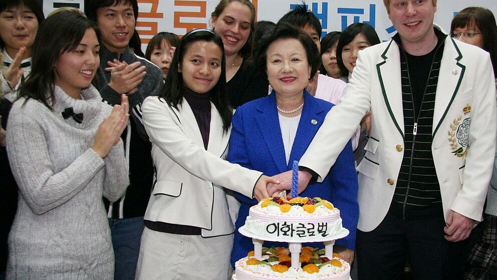 Foto: Eröffnungszeremonie für die „EWHA Global Campus Leader“: Die Ewha-Präsidentin Bae-Yong Lee (2. v. re.) schnitt zusammen mit dem Paderborner Austauschstudenten Jens Naussed (1. v. re.) den Kuchen an.