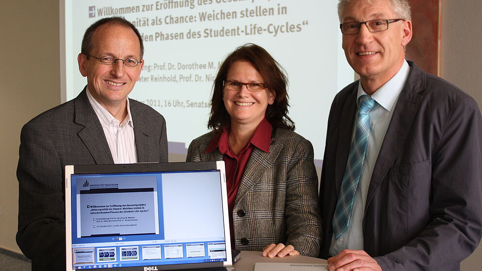 Foto (Universität Paderborn, Patrick Kleibold): Prof. Dr. Niclas Schaper (v.l.), Vizepräsidentin Prof. Dr. Dorothee M. Meister und Prof. Dr. Peter Reinhold bei der Eröffnung des Gesamtprojekts „Heterogenität als Chance“.