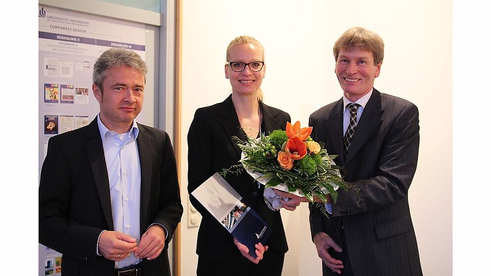 Foto (Universität Paderborn, Nina Reckendorf): Uni-Präsident Prof. Dr. Nikolaus Risch (rechts) und Vizepräsident Prof. Dr. Bernd Frick gratulieren der Stipendiatin Dr. Katharina Mucha-Tummuseit zum Postdoc-Stipendium.