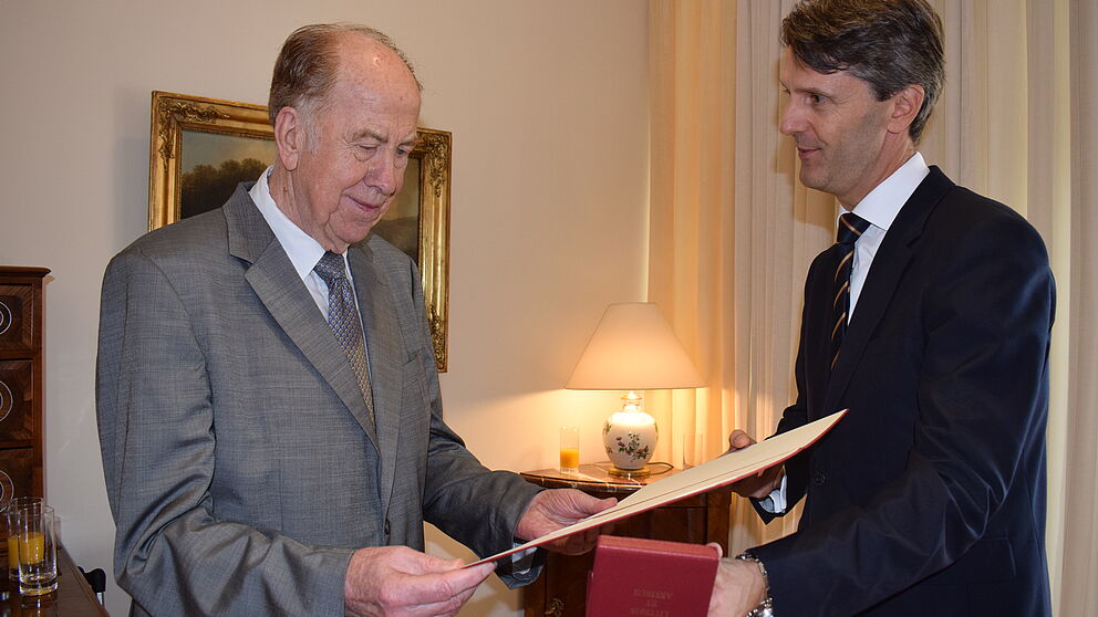Foto (Österreichische Botschaft, Berlin): Der österreichische Botschafter Dr. Peter Huber (r.) überreicht Prof. em. Dr. Dr. h. c. mult. Hartmut Steinecke von der Universität Paderborn das „Österreichische Ehrenkreuz für Wissenschaft und Kunst I. Klasse“.