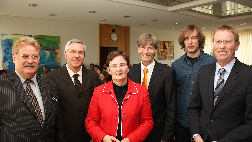 Foto (Universität Paderborn, Patrick Kleibold): Vor ca. 100 Interessierten sprachen und diskutierten der OWL-Europaabgeordnete Elmar Brok (v.l.), Prof. Dr. Dieter Krimphove, die SPD-Europaabgeordnete Birgit Sippel, Uni-Präsident Prof. Dr. Nikolaus Risch