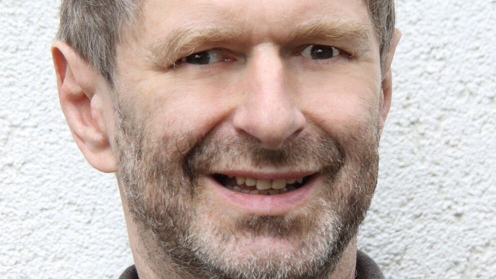 Foto (Universität Paderborn, Institut für Mathematik): Prof. Dr. Björn Schmalfuß referiert beim Paderborner Kolloquium für den Mathematikunterricht über die Gesetze des Zufalls in Glücksspielen.