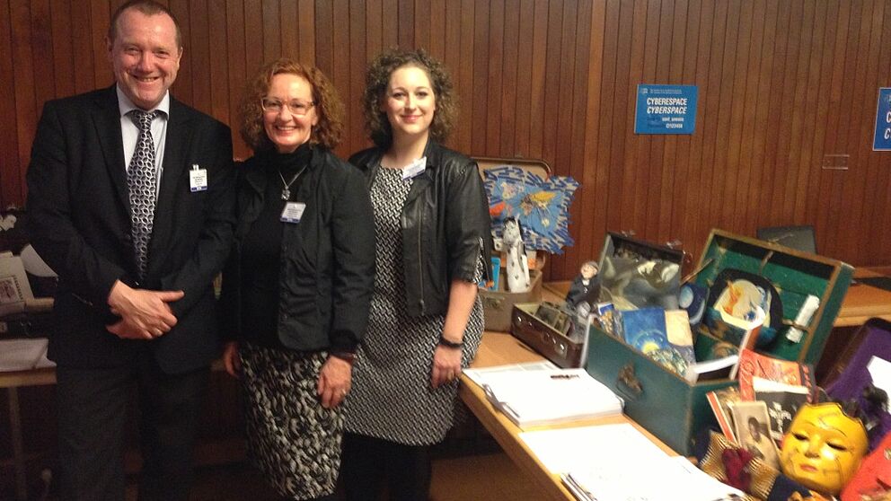 Prof. Dr. Lothar Jordan, UNESCO Sub-Committee on Education and Research Memory of the World-Register, Prof. Dr. Jutta Ströter-Bender und Sabrina Zimmermann (beide Universität Paderborn). Foto: Wolfgang Bender (2015)