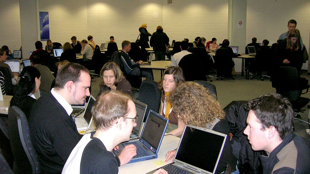 Foto (Julius Kolossa): Mit Rat und Tat stehen die studentischen Hilfskräfte ihren Kommilitonen im Notebook-Café zur Seite.