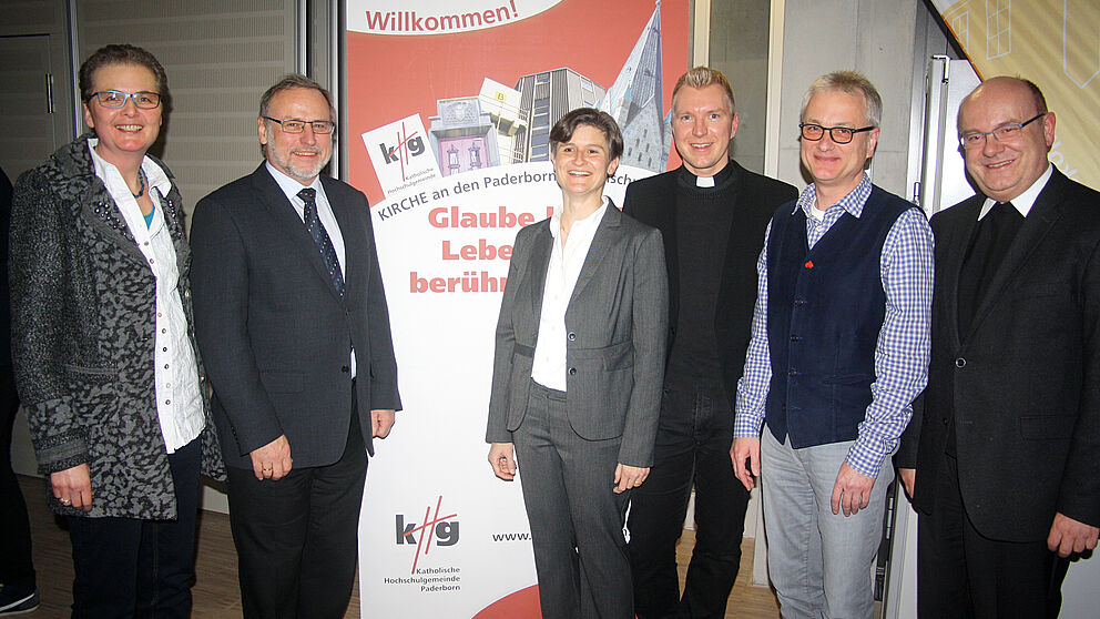 Foto (Ingo Kalischek): Beim Neujahrsempfang (von links): Prof. Christiane Koch, Dekanin KatHO; Prof. Volker Peckhaus, Dekan der Fakultät für Kulturwissenschaften, Universität; Benedetta Michelini, Direktorin Pauluskolleg; Nils Petrat, kath. Studierende