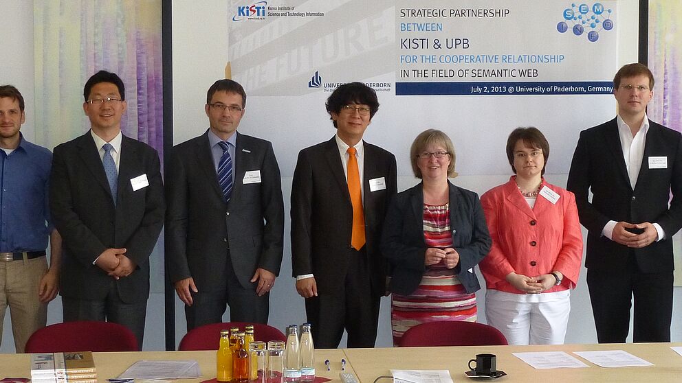 Foto (Universität Paderborn, Uwe Knaup): Prof. Dr. Won-Kyung Sung (5. v. l., KISTI), Prof. Dr. Hanmin Jung (3. v. l., KISTI) und Dr. Seungwoo Lee (o. Abb., KISTI) trafen sich mit der Vizepräsidentin Simone Probst (5. v. r.) sowie Vertretern der Fakultä