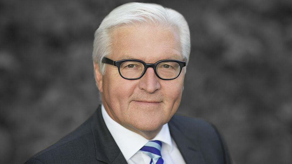 Foto (Thomas Köhler): Dr. Frank-Walter Steinmeier, Bundesminister des Auswärtigen, erhält die Ehrendoktorwürde der Fakultät für Kulturwissenschaften der Universität Paderborn.